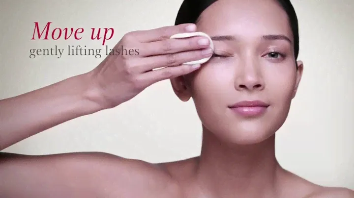CLARINS - Eye make-up removal method